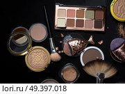 luxery Set of cosmetics  with powder, bronzer, eyeshadows, makeup brushes on black background. Стоковое фото, агентство Ingram Publishing / Фотобанк Лори