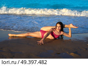 acrobatic gymnastics bikini girl in a beach blue shore at summer. Стоковое фото, агентство Ingram Publishing / Фотобанк Лори