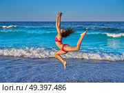 acrobatic gymnastics bikini girl in a beach blue shore at summer. Стоковое фото, агентство Ingram Publishing / Фотобанк Лори