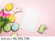 Eater handmade cookies on pink background with copy space on paper note, retro toned. Easter scene with colored eggs. Стоковое фото, агентство Ingram Publishing / Фотобанк Лори