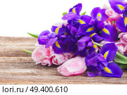 Blue irises and pik tulips on wooden aged background with copy space. Blue irises and pik tulips. Стоковое фото, агентство Ingram Publishing / Фотобанк Лори