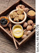 Diet candy for immunity from dried apricots, sesame, nuts, raisins and prunes with honey. Dietary candy for immunity. Стоковое фото, агентство Ingram Publishing / Фотобанк Лори