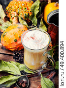 Pumpkin spice coffee with whipped cream.Autumn coffee.Coffee drink.. Latte autumn hot drink. Стоковое фото, агентство Ingram Publishing / Фотобанк Лори