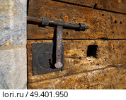 Wooden vintage door with latch rusty lock in Pyrenees of Spain. Стоковое фото, агентство Ingram Publishing / Фотобанк Лори