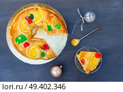 Roscon de Reyes traditional spanish cake for Epiphany festivites, top view. Roscon del Reyes. Стоковое фото, агентство Ingram Publishing / Фотобанк Лори