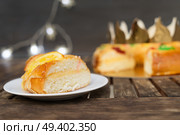 piece of Roscon de Reyes traditional spanish cake for Epiphany festivites. Roscon del Reyes. Стоковое фото, агентство Ingram Publishing / Фотобанк Лори