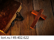 Christian cross on wood bible and rosary beads over wooden vintage background. Стоковое фото, агентство Ingram Publishing / Фотобанк Лори