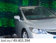 Washing gray car. Стоковое фото, агентство Ingram Publishing / Фотобанк Лори