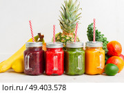 Colorful smoothy drinks in glass jars with straws and igredients. Fresh smoothy drink with igredients. Стоковое фото, агентство Ingram Publishing / Фотобанк Лори