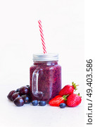Fresh smoothy berry drink in glass jars with igredients. Fresh smoothy berry drink. Стоковое фото, агентство Ingram Publishing / Фотобанк Лори