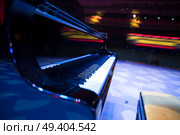 the piano on stage in the spotlight. Before the concert. Стоковое фото, агентство Ingram Publishing / Фотобанк Лори