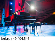 the piano on stage in the spotlight. Before the concert. Стоковое фото, агентство Ingram Publishing / Фотобанк Лори