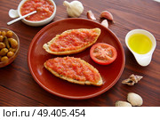 Bread toasted slices with grated tomato Catalonia style pan tomaquet. Стоковое фото, агентство Ingram Publishing / Фотобанк Лори