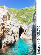 Beautiful lanscape of turquiose sea and caved rocks, Zakinthos island, Greece. Beautiful lanscape of Zakinthos island. Стоковое фото, агентство Ingram Publishing / Фотобанк Лори