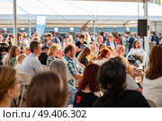 Зрители на мероприятии в открытом павильоне. Редакционное фото, фотограф Галина Эмберг / Фотобанк Лори
