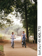 Young couple having a romantic date with bicycles. Стоковое фото, агентство Ingram Publishing / Фотобанк Лори