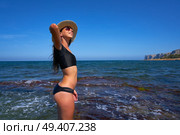 Bikini girl in summer Mediterranean beach having fun with beach hat. Стоковое фото, агентство Ingram Publishing / Фотобанк Лори