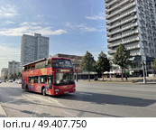 Красный туристический автобус едет по улице Новый Арбат в Москве летом (2021 год). Редакционное фото, фотограф Овчинникова Ирина / Фотобанк Лори