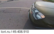 A green car is parked on a road. Стоковое видео, видеограф Ярославский Максим / Фотобанк Лори