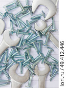 disassembled screws and wrenches metalic workshop background. Стоковое фото, агентство Ingram Publishing / Фотобанк Лори
