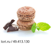 chocolate  macaroons with choco bars  isolated on white background. Стоковое фото, агентство Ingram Publishing / Фотобанк Лори