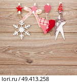 chrismas retro decorations hanging on rope on wooden background. Стоковое фото, агентство Ingram Publishing / Фотобанк Лори