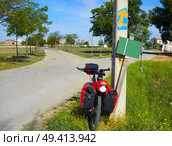 El Toboso don Quijote track sign and bike Saint James Way in Toledo Spain. Стоковое фото, агентство Ingram Publishing / Фотобанк Лори