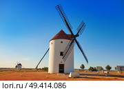 Mota del Cuervo windmills in Cuenca at Castile la Mancha of spain. Стоковое фото, агентство Ingram Publishing / Фотобанк Лори