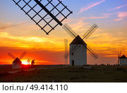 Mota del Cuervo windmills in Cuenca at Castile la Mancha of spain. Стоковое фото, агентство Ingram Publishing / Фотобанк Лори