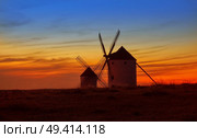 Mota del Cuervo windmills in Cuenca at Castile la Mancha of spain. Стоковое фото, агентство Ingram Publishing / Фотобанк Лори