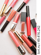 lipgloss in assortiment around white backround. Стоковое фото, агентство Ingram Publishing / Фотобанк Лори