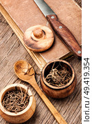 Dried Valerian roots on wooden background.Valeriana officinalis. Dry root valerian. Стоковое фото, агентство Ingram Publishing / Фотобанк Лори