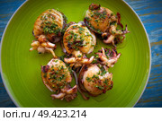 Grilled cuttlefish squid with parsley sauce and garlic lemon on green plate. Стоковое фото, агентство Ingram Publishing / Фотобанк Лори