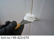 laminated plasterboard plastering join detail spatula and hand. Стоковое фото, агентство Ingram Publishing / Фотобанк Лори