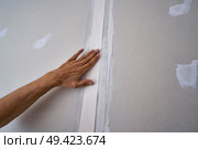 laminated plasterboard plastering join tape DIY detail. Стоковое фото, агентство Ingram Publishing / Фотобанк Лори