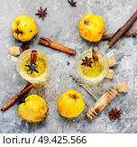 Apple cider with fresh apples on rustic background.Refreshing apple cider. Apple cider cocktail. Стоковое фото, агентство Ingram Publishing / Фотобанк Лори