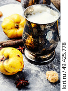 Apple cider with fresh apples on rustic background.Apple cider cocktail. Apples low alcohol drink. Стоковое фото, агентство Ingram Publishing / Фотобанк Лори