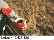 One people holding a cup of coffee or soluble cereals                               . Стоковое фото, агентство Ingram Publishing / Фотобанк Лори