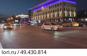 Вечернее городское шоссе  с офисными зданиями и неоном. Дмитровское шоссе, Москва. Редакционное видео, видеограф Мария Сергеева / Фотобанк Лори