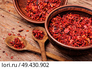Crushed red cayenne pepper, dried chili flakes.Natural traditional condiment. Spicy chili powder. Стоковое фото, агентство Ingram Publishing / Фотобанк Лори