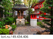 Shiogama shrine close to Hinode Inari Shinto shrine at Nishiki Tenmangu Shrine area in Kyoto, Japan. Shiogama shrine close to Hinode Inari Shinto shrine at Nishiki Tenmangu Shrine area, Kyoto, Japan. Стоковое фото, агентство Ingram Publishing / Фотобанк Лори
