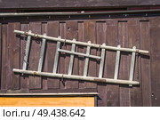 Wooden ladder hanging on the wall of a shed in the country. Стоковое фото, агентство Ingram Publishing / Фотобанк Лори