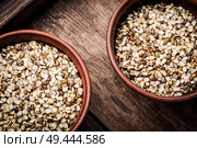 Organic mung beans on ceramic bowl. Natural food ingredients. Mung bean green crushed. Стоковое фото, агентство Ingram Publishing / Фотобанк Лори