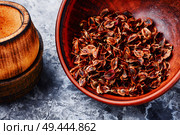 Rhubarb seeds on a wooden table.Seed preparation for sowing. Rhubarb seeds in bowl. Стоковое фото, агентство Ingram Publishing / Фотобанк Лори
