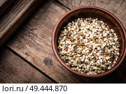 Organic mung beans on ceramic bowl. Natural food ingredients. Mung bean green crushed. Стоковое фото, агентство Ingram Publishing / Фотобанк Лори