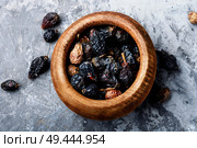 Dried red rose hips in bowl.Medicinal plants. Dry berry rose hips. Стоковое фото, агентство Ingram Publishing / Фотобанк Лори