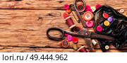 Spools of thread and basic sewing tools on wooden table.Sewing kit.Long banner. Sewing accessories and fabric. Стоковое фото, агентство Ingram Publishing / Фотобанк Лори
