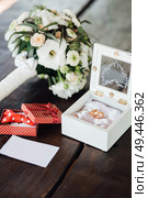 wedding rings with a wedding decor. Стоковое фото, агентство Ingram Publishing / Фотобанк Лори