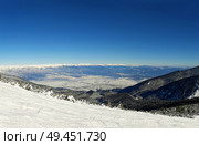 Ski slope and panorama of winter mountains. Alpine ski resort Bansko, Bulgaria. Стоковое фото, агентство Ingram Publishing / Фотобанк Лори