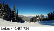 Panorama of snowy mountains in the winter season. Landscape ski trails with a blue sky on a clear day. Pirin peaks picturesque view of glaciers and rocky slopes. . Стоковое фото, агентство Ingram Publishing / Фотобанк Лори